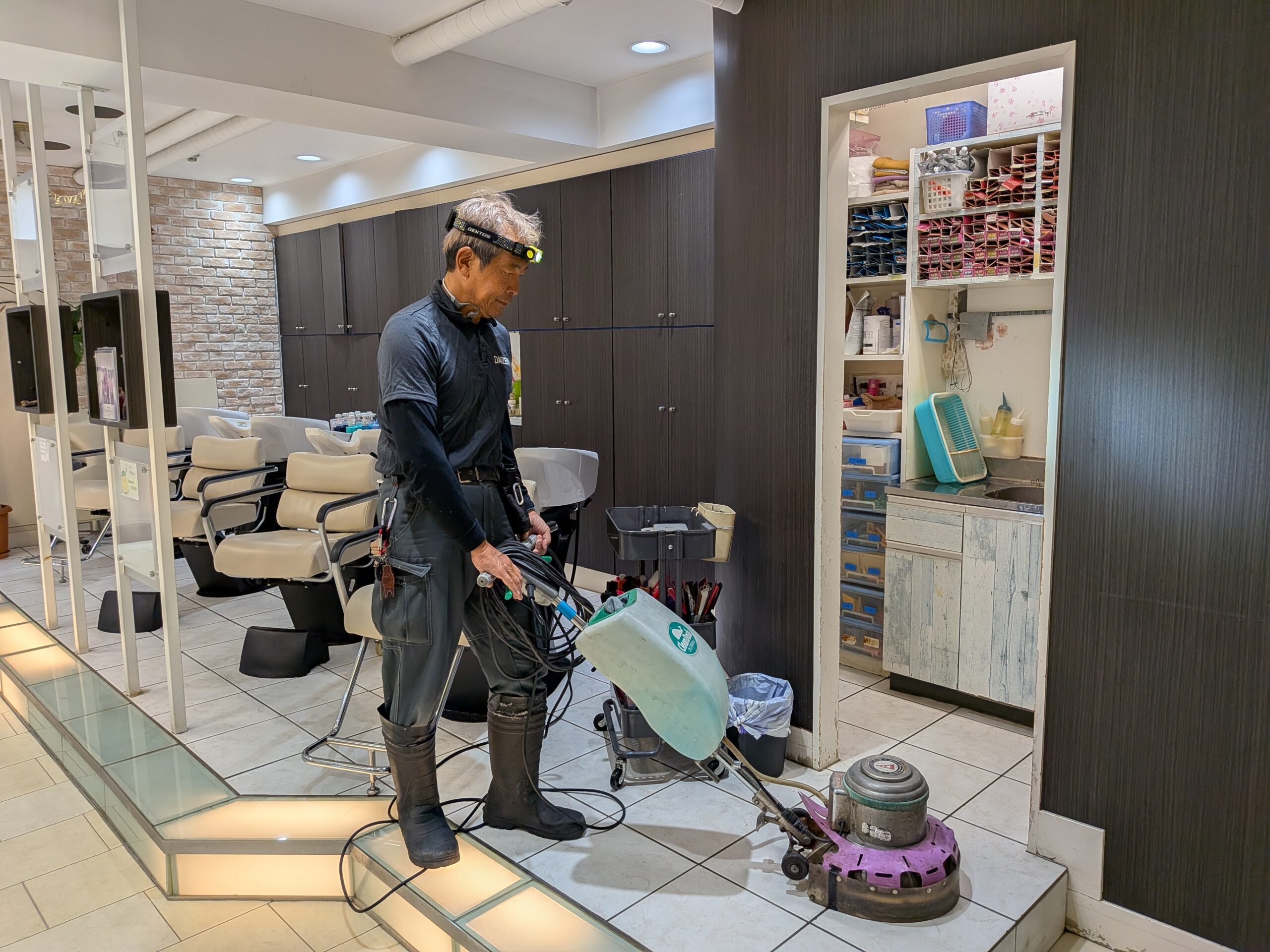 三鷹市の美容院Ｍ様の2店舗の美容室床面洗浄クリーニングと業務用天カセエアコン5台の年末大掃除クリーニングを実施しました！