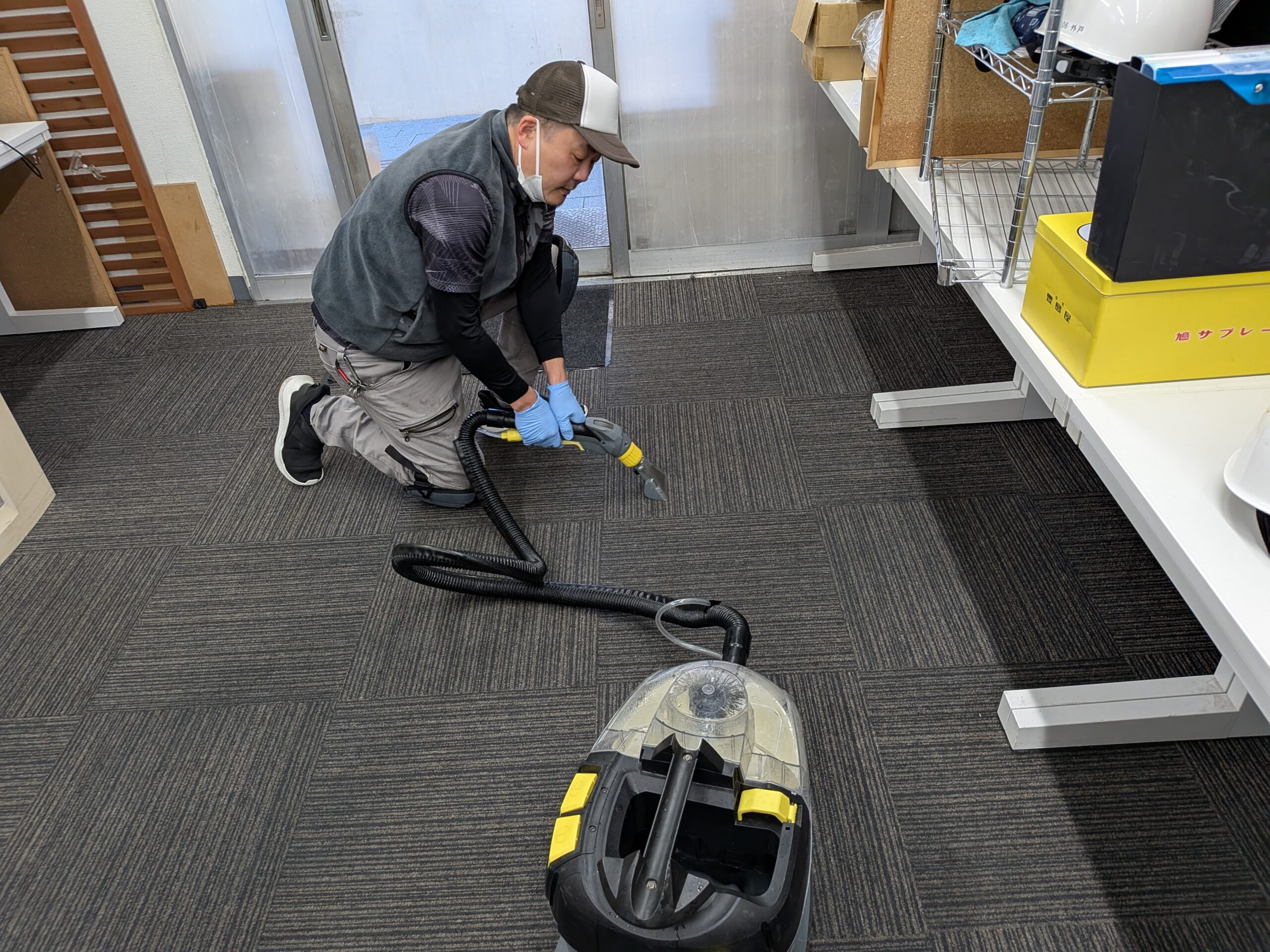 板橋区のSS社様の年末大掃除で事務所オフィスカーペット洗浄クリーニングと業務用天カセエアコンクリーニングを実施しました！