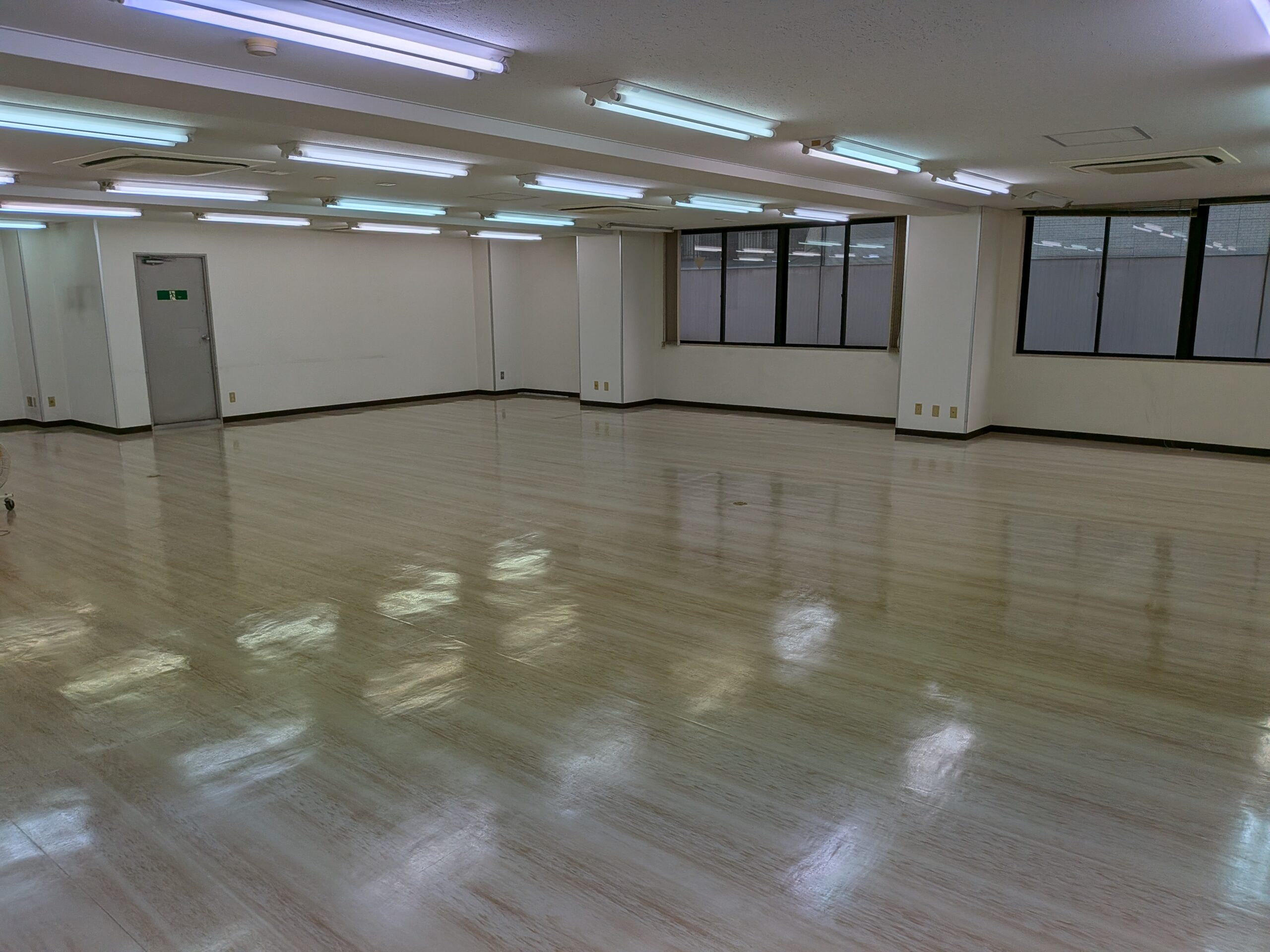 東京都神田三崎町のオフィスフロアーSビル様の賃貸フロアー床面の剥離洗浄クリーニング、スペシャルワックス仕上げ+窓サッシクリーニング+天カセ4方向6台のオフィスクリーニングを、3日間DAIZENプロフェッショナルチームメンバーのべ11人で実施しました！